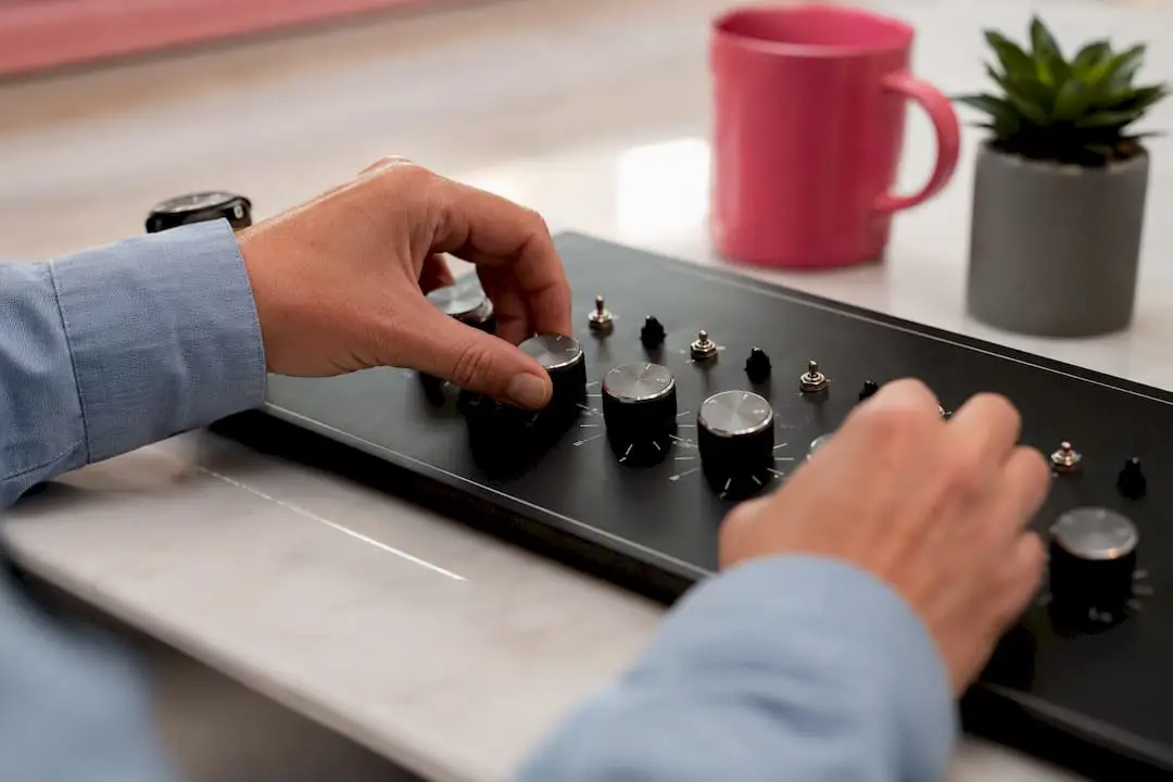 Hands tuning SLA compliance rate controls